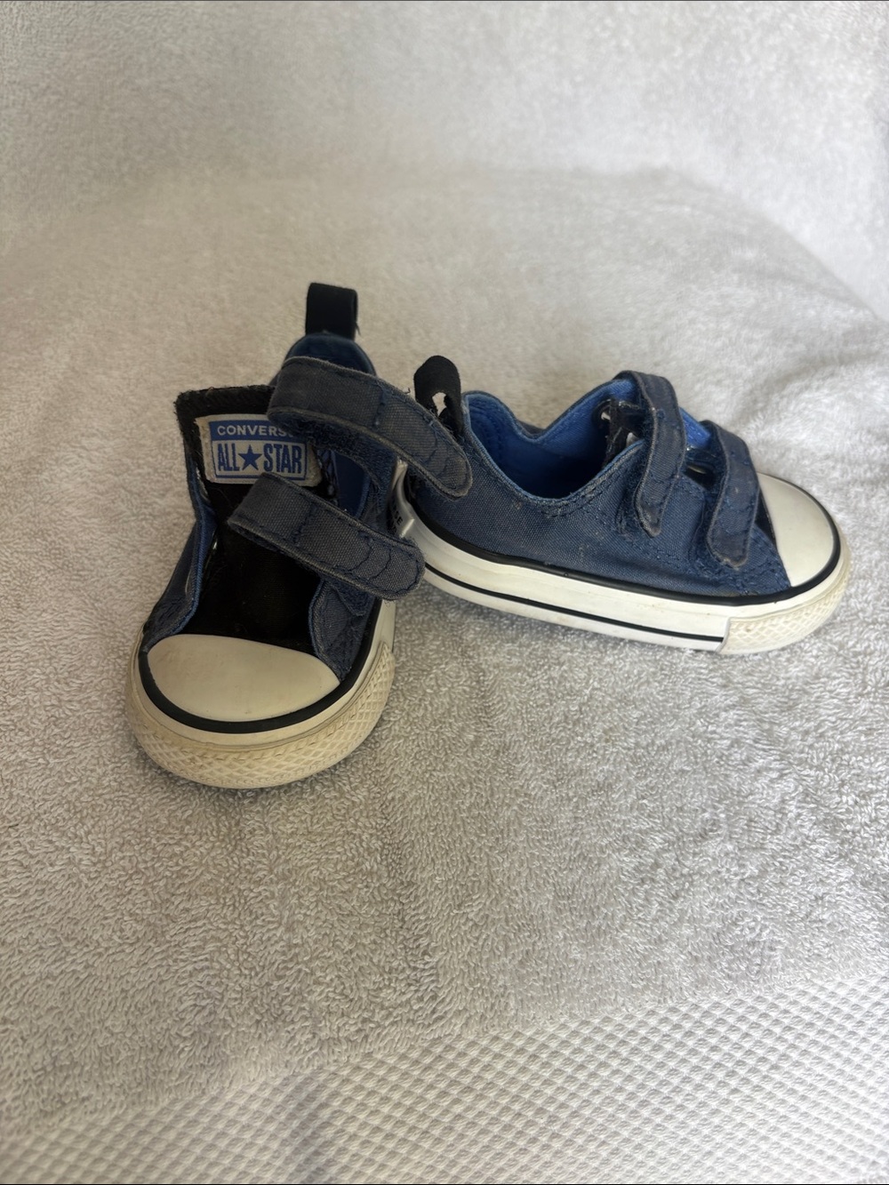 Converse Kids Blue Velcro Low Top Sneakers. Toddler size 4